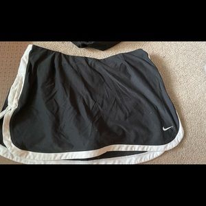 Nike black and white tennis skort